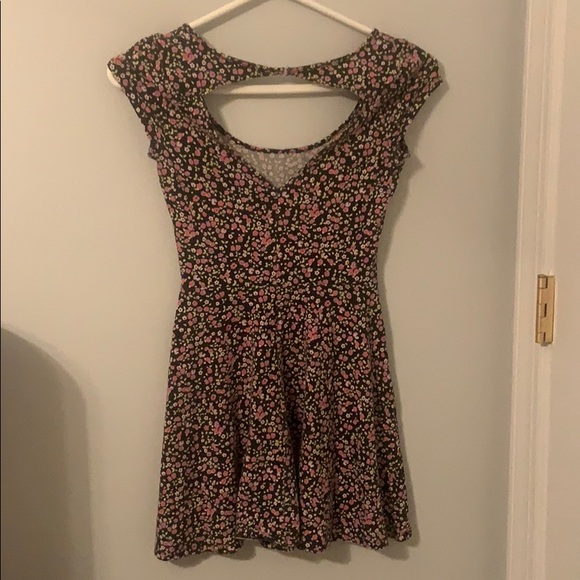 Short floral dress with open back - Picture 2 of 3